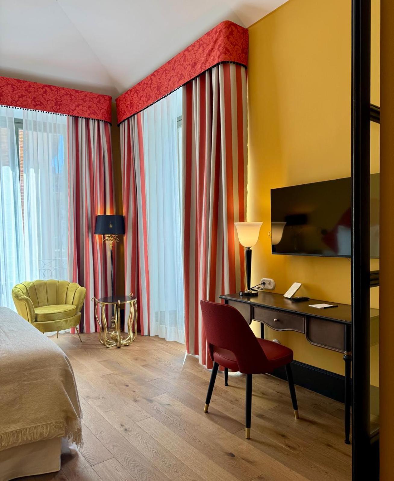Hotel Divino & Apartments フィゲラス エクステリア 写真